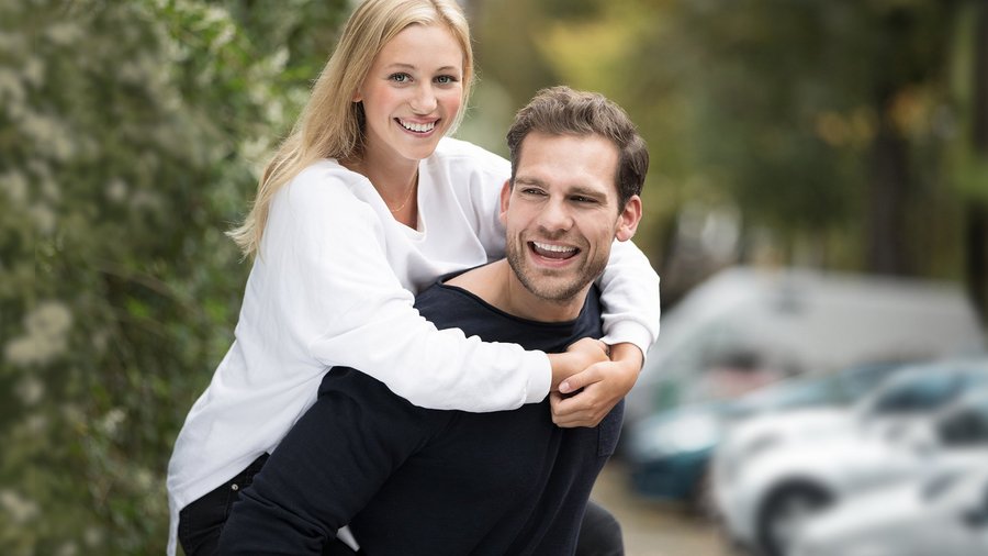 Veškeré finance pod jednou střechou Muž a žena jsou venku a usmívají se.