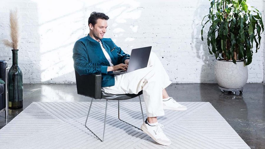 Měsíční rozpočet: Co to je a k čemu je užitečný? Mladý muž pracuje na svém notebooku a plánuje si rozpočet.